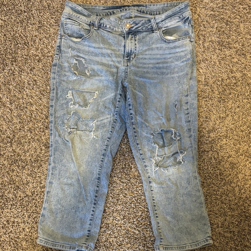 Maurices Light Blue Mid-Rise Distressed Cropped Jeans/Kapri